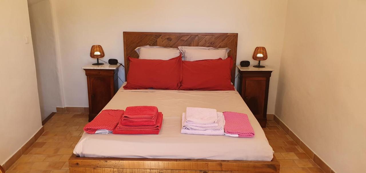 Les Chambres Du Perussier Cucuron Esterno foto